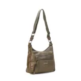 Bandolera marrón de símil cuero con correa larga regulable. Tiene dos bolsillos frontales con cierre, apertura superior con cierre, bolsillos internos con cierre y abiertos, y un bolsillo trasero con cierre.