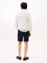 Sweater de hombre Tommy Hilfiger color crema, confeccionado en algodón, con diseño de rayas texturizadas horizontales, cuello perkins, cierre de cremallera de un cuarto, y logo bordado en el pecho.