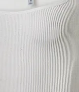 Body musculosa sin costuras color blanco, con escote cuadrado, textura acanalada y cierre inferior con broches.