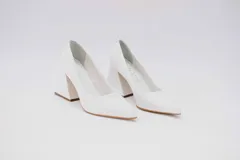 Zapato de tacón color naranja con textura croco, punta fina y tacón cuadrado forrado en cuero. Modelo Felicia New de cuero.