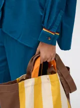 Pantalón de vestir color ladrillo, de corte holgado y tiro alto, con caída recta y detalle de diseño al costado.