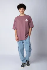 Remera color lila de corte oversize con cuello redondo y mangas cortas. Presenta un estampado pequeño de Mickey Mouse en el frente.