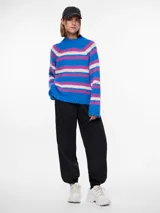 Pantalón cargo negro de corte holgado con cintura elástica y bolsillos laterales.
