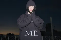 Hoodie negro oversize con capucha y cordón ajustable. Estampa frontal con la palabra "ME" en letras mayúsculas blancas.