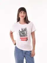 Remera blanca de algodón con estampado de un autobús rojo de dos pisos y edificios de Londres.