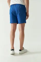 Short de baño liso color celeste, con cintura elástica ajustable con cordón, dos bolsillos laterales y uno trasero.