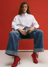 Camisa crop blanca de popelina de algodón, corte regular, manga larga con puños abotonados, cuello camisero y cierre delantero con botones.