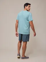 Short de baño azul con cintura elástica blanca y cordón ajustable.