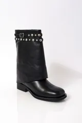 Bota de cuero negra, de estilo plegable, con detalles de tachuelas y punta cuadrada redonda.