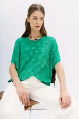 Remera verde con estampado tipo bandana, mangas cortas, cuello redondo y corte amplio con cruce en el frente.
