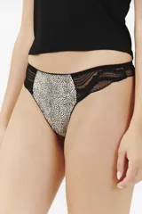 Colaless con panel frontal estampado animal print, laterales y parte trasera de encaje negro.
