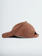 Gorra marrón de gamuza con visera curva y logo bordado en el frente.