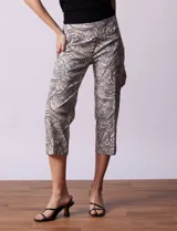 Pantalón capri de gabardina elastizada estampada, marca Zac & Rachel. Pretina ancha elastizada.