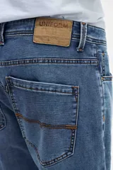 Pantalón jean de corte recto color celeste.