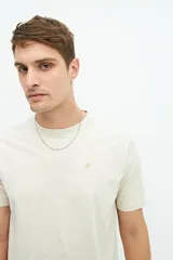 Remera azul marino de manga corta con logo bordado en el pecho.
