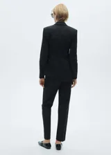 Pantalón de vestir negro de corte recto, con tiro medio y bolsillos laterales.