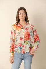 Camisa de dama estampada con palmeras color azul.
