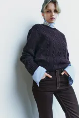 Pantalón de jean marrón oscuro, de tiro alto, corte slim fit y bootcut, con cinco bolsillos y pespuntes a contraste.