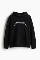 Canguro negro con capucha, bolsillo tipo canguro y logo de la banda Metallica estampado en el frente.
