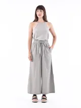 Pantalón palazzo color gris con cintura elastizada y lazo ajustable.