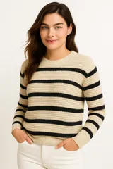 Sweater de punto color beige con rayas horizontales negras, de corte holgado y cuello redondo.