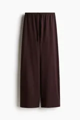 Pantalón marrón de punto de algodón, corte ancho, con cintura elástica y cordón de ajuste.