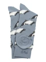 Calcetines grises con estampado de toninas blancas y negras.