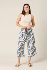 Pantalón palazzo corto con estampado de cebra en tonos verde y beige. El pantalón es tipo culotte, con cintura elastizada y cordón ajustable.