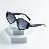 Lentes de sol negros con forma geométrica y lentes grises degradadas. Incluye estuche rígido negro con logo Berna.