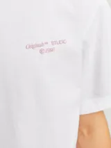 Camiseta blanca de algodón con estampado en la espalda con motivos geométricos y texto en color lila.