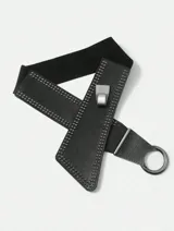 Cinto elástico negro con apliques de cuero sintético y tachas plateadas. Hebilla metálica plateada con forma circular.