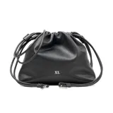 Cartera bandolera negra de símil cuero graneado con cordón de ajuste. Tiene correa regulable, herrajes plateados, un bolsillo interno con cierre y dos abiertos.