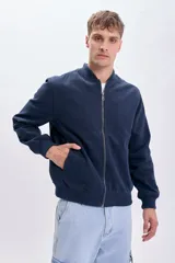 Campera bomber azul marino con cierre frontal, cuello, puños y ruedo acanalados.
