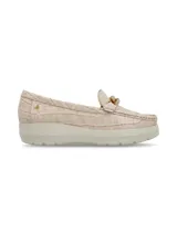 Mocasín color beige con textura símil cocodrilo, plataforma y hebilla metálica dorada.