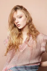 Remera de textura calada con escote en V y diseño degradado en tonos rosa y gris.