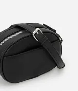Bolso camera bag pequeño de poliuretano color negro, con forma redondeada, correa ajustable, bolsillo delantero y cierre superior.