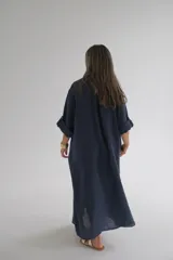 Vestido camisero largo azul marino de lino, con cuello camisero, mangas 3/4 con botón y bolsillos laterales.
