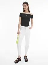 Remera Calvin Klein Essentials de corte slim, color negro, con cuello de hombros descubiertos, mangas cortas y logo estampado en el pecho.