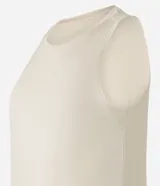 Musculosa deportiva azul marino de microfibra texturizada con cuello redondo y bajo redondeado.