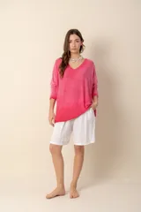 Sweater celeste de punto con escote en V y mangas largas.