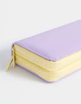 Billetera rectangular color lila con detalles en amarillo, formato fichero de tela deportiva con doble cierre circundante.