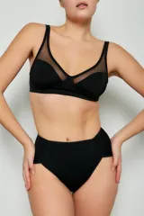 Conjunto de lencería color beige, compuesto por un corpiño con aro y detalles de tul, y una bombacha tipo bikini.