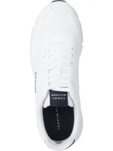 Zapatillas Tommy Hilfiger blancas con detalles en azul marino. Presentan una mezcla de texturas en los paneles y el logo de la marca en el lateral. Suela gruesa de EVA y cierre con cordones.