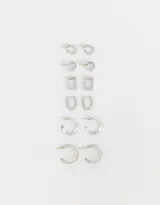 Set de seis pares de aros de metal plateado con cierre de tope a presión. Incluye aros tipo argolla de diferentes tamaños, grosores y texturas.