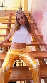 Pantalón dorado de calce relajado, cintura elástica, bolsillos delanteros y traseros, de textura suave y liviana.