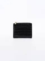 Billetera negra con textura símil cocodrilo, cierre superior con cremallera dorada y ranuras para tarjetas.