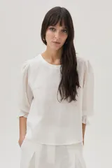 Blusa blanca de lino con mangas abullonadas de ramie.