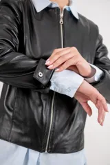 Chaqueta de cuero color rojo, con cierre frontal y mangas 3/4 con botón.