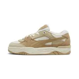 Championes Puma 180 color caramelo con detalles en blanco y beige.