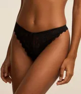 Kit de dos bombachas tipo bikini hilo confeccionadas en encaje floral, una negra y otra celeste.